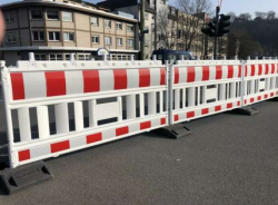 plastov� bari�ra, f�lie RA2/B, b�lo-�erven�, s adapt�rem 4